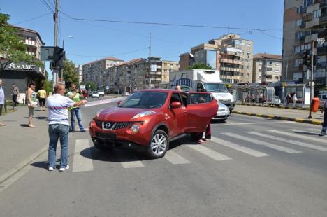 Ţigăncuşă lovită de maşină în timp ce fugea pe trecerea de pietoni (FOTO)