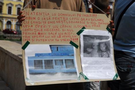 9 familii de ţigani au protestat, cu copiii după ei, în centrul Oradiei, împotriva Primăriei (FOTO)