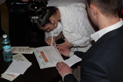 Dragobete în avans: Tinerii PDL-işti au "recăsătorit" o mireasă furată de la nuntă... chiar cu hoţul ei! (FOTO)