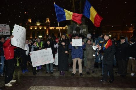 Oradea, seara a şasea de proteste: Unii manifestanţi s-au retras din cauza lozincilor vulgare (FOTO)