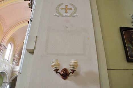 Biserica romano-catolică Sfântul Spirit, călcată de hoţi de două ori în două zile: două tablouri au dispărut (FOTO)