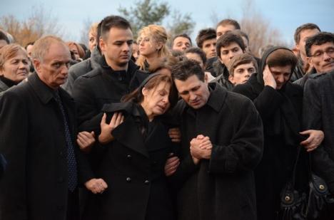 Victimele accidentului de luni au fost înmormântate: Micuţul Elias a fost îngropat în braţele mămicii sale (FOTO)