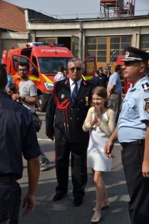 Sute de orădeni au luat cu asalt sediul pompierilor din Oradea şi au încercat tehnica din dotarea ISU şi SMURD (FOTO)