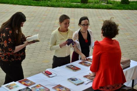 Noaptea Bibliotecilor: Pentru că "lectura e cool-tură", elevii orădeni au împărţit gratis cărţi (VIDEO)