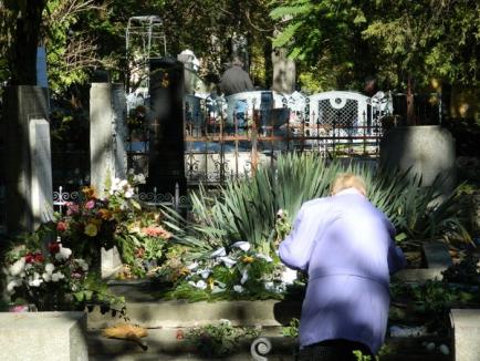 Aglomeraţie la Rulikowski: Mii de orădeni au asaltat cimitirul pentru a face ultimele pregătiri de "Ziua morţilor" (FOTO)