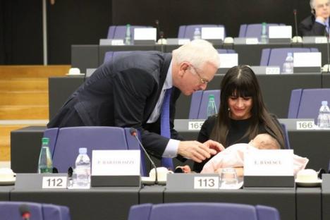 EBA şi-a dus fiica în PE (FOTO)