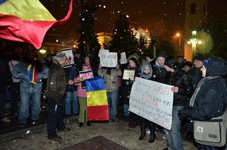 Oradea, seara a şasea de proteste: Unii manifestanţi s-au retras din cauza lozincilor vulgare (FOTO)