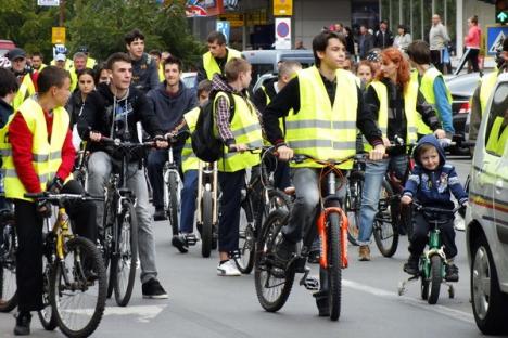 Bicicleta, cel mai rapid mijloc de transport în Oradea. Peste 500 de orădeni au pedalat victorioşi prin oraş (FOTO/VIDEO)