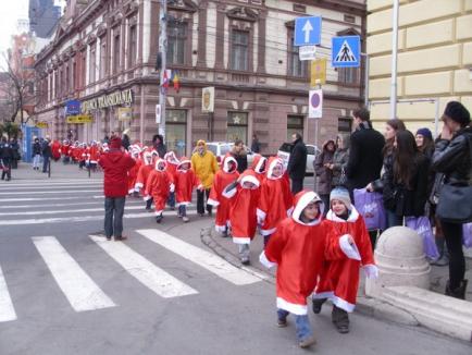 Spiriduşii lui Moş Crăciun i-au "furat" costumul şi au colindat oraşul (FOTO)