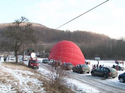 Protest la vânătoarea de la Balc: Membri ai organizaţiei Vier Pfoten au ridicat un balon cu aer cald (FOTO)