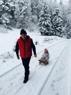 Un bunic tracţiune: Traian Băsescu şi-a scos nepoţica la zăpadă (FOTO)