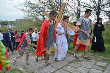 Sute de orădeni l-au condus pe Hristos pe Drumul Crucii (FOTO)