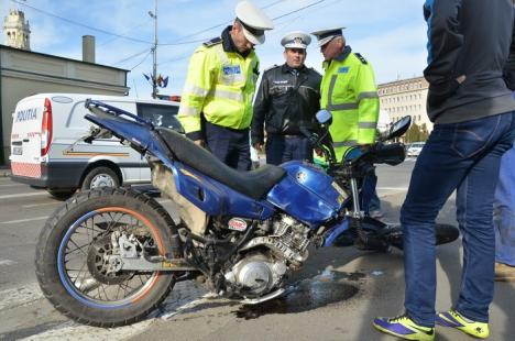 Accident în centru: Un motociclist a intrat din plin într-un Matiz care a trecut pe galben (FOTO)