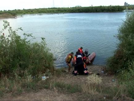 Tragedie: Un tânăr de 18 ani s-a înecat în Criş, sub ochii tatălui şi fratelui său (FOTO)