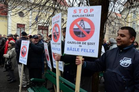 Orădenii anti-gaze de şist au reuşit protestul cu cele mai multe lozinci: "Go frack yourself!" (FOTO)