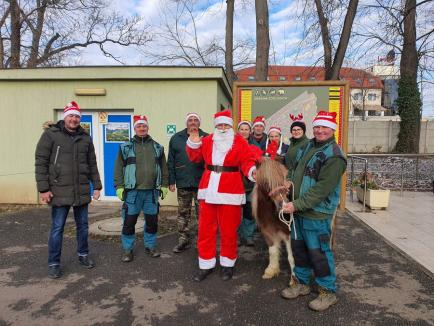Sărbătoare la Zoo Oradea: Moş Crăciun, în misiune printre necuvântătoare (FOTO)