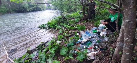 PET-urile şi deşeurile reciclabile nu au ce căuta în natură (FOTO/VIDEO)
