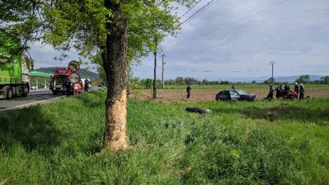 Accident grav pe DN1, la Auşeu: Şoferul unui Audi a intrat cu maşina într-un copac și a murit (FOTO)