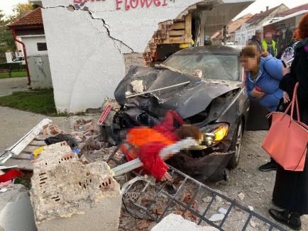 Şofer de BMW din Bihor, implicat într-un accident mortal în Satu Mare: A spulberat o florărie, o femeie a fost prinsă sub dărâmături (FOTO / VIDEO)