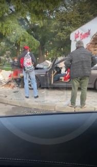 Şofer de BMW din Bihor, implicat într-un accident mortal în Satu Mare: A spulberat o florărie, o femeie a fost prinsă sub dărâmături (FOTO / VIDEO)