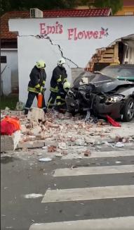 Şofer de BMW din Bihor, implicat într-un accident mortal în Satu Mare: A spulberat o florărie, o femeie a fost prinsă sub dărâmături (FOTO / VIDEO)