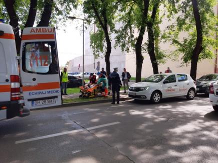 Accident în Oradea: O femeie care traversa neregulamentar strada Tudor Vladimirescu a fost izbită de o maşină (FOTO)