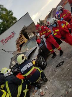 Şofer de BMW din Bihor, implicat într-un accident mortal în Satu Mare: A spulberat o florărie, o femeie a fost prinsă sub dărâmături (FOTO / VIDEO)