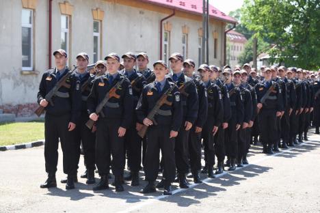 'Jur credinţă patriei mele, România!'. Emoţii şi bucurie, la depunerea jurământului militar de către elevii şcolii 'Avram Iancu' din Oradea (FOTO / VIDEO)