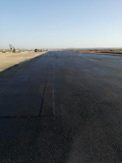 Lucrările pentru prelungirea pistei Aeroportului din Oradea au depășit o treime. Imagini de pe șantier (FOTO)