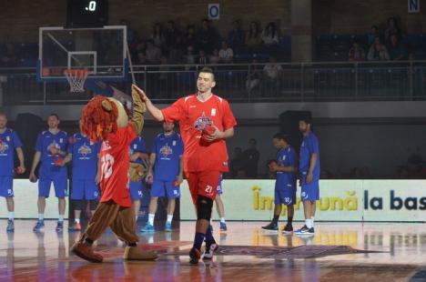 Egalitate în Meciul Stelelor de la Oradea. Un tânăr american a făcut spectacol la slam-dunk (FOTO / VIDEO)