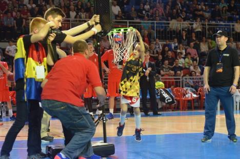 Egalitate în Meciul Stelelor de la Oradea. Un tânăr american a făcut spectacol la slam-dunk (FOTO / VIDEO)