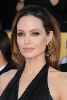 Decizie şocantă: Angelina Jolie şi-a "tăiat" sânii