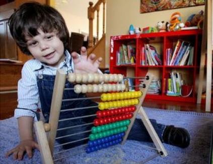 La doi ani, un băieţel de origine română are un IQ comparabil cu Einstein