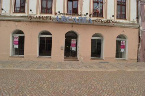 „Adoptă o clădire”: Clubul Rotary Oradea Art Nouveau şi actorul Sebi Lupu fac chetă pentru a repara holul Teatrului Arcadia