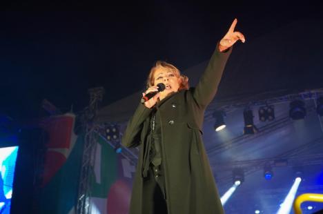 Sandra, vedeta anilor '80, a concertat în Piața Unirii, în ultima seară de Oradea FestiFall (FOTO/VIDEO)