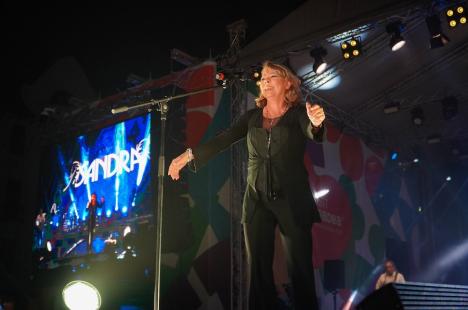 Sandra, vedeta anilor '80, a concertat în Piața Unirii, în ultima seară de Oradea FestiFall (FOTO/VIDEO)