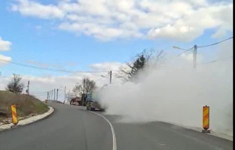 Ne enervează: Un camionagiu a umplut de fum și ulei mașinile șoferilor de pe drumul de Beiuș (FOTO / VIDEO)