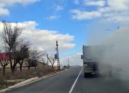 Ne enervează: Un camionagiu a umplut de fum și ulei mașinile șoferilor de pe drumul de Beiuș (FOTO / VIDEO)