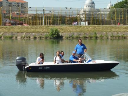 De Ziua Mediului, Poliţia Locală a lansat pe Criş o barcă navigabilă realizată din PET-uri (FOTO/VIDEO)