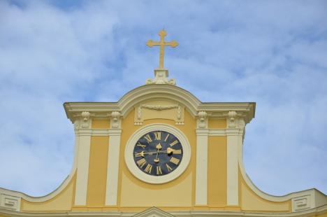 Chip nou: Faţada Bazilicii Romano Catolice a fost reabilitată (FOTO)