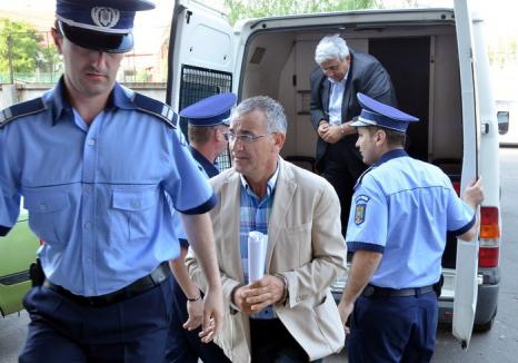 VIP-uri în dubă: Alexandru Kiss şi Beni Rus au fost duşi la arestare încătuşaţi