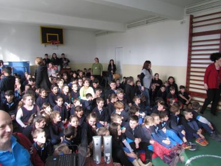 Întâlnire de suflet la Şcoala 'Ioan Slavici' din Oradea: Spadasina Bianca Benea şi-a revăzut învăţătoarea şi profesorii (FOTO)