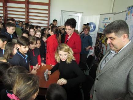 Întâlnire de suflet la Şcoala 'Ioan Slavici' din Oradea: Spadasina Bianca Benea şi-a revăzut învăţătoarea şi profesorii (FOTO)
