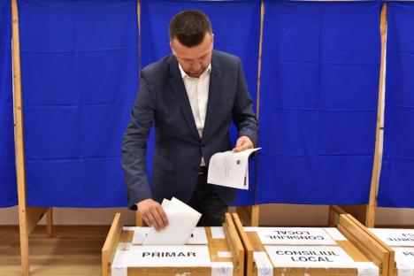 Primarul Florin Birta a mers la urne împreună cu fiul său, care votează pentru prima oară: „Am votat pentru un parteneriat onest între Oradea și Consiliul Județean Bihor” (FOTO / VIDEO)