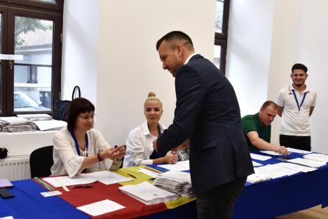 Primarul Florin Birta a mers la urne împreună cu fiul său, care votează pentru prima oară: „Am votat pentru un parteneriat onest între Oradea și Consiliul Județean Bihor” (FOTO / VIDEO)