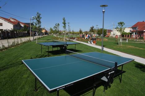 Coridorul verde din cartierul Veteranilor a fost dat în folosinţă cu hamace, pergole şi mese pentru şah şi tenis (FOTO / VIDEO)
