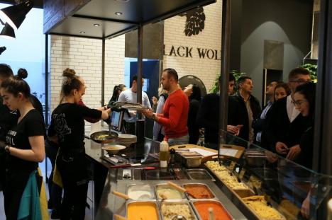 Primul restaurant Black Wolf din România, la Oradea: Paste artizanale, pizza pe blat negru, clătite personalizate şi... consum doar pe card Black Wolf! (FOTO)