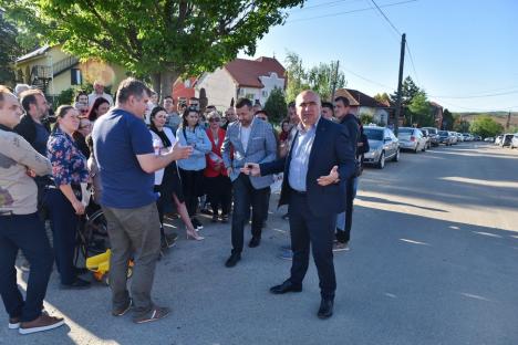 Ilie Bolojan, interceptat de un grup de orădeni din Podgoria, care l-au luat la întrebări despre Inelul Metropolitan de Nord (FOTO)