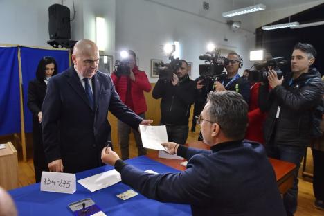 Bolojan la vot: „Am votat oameni pe care îi recunoști nu după vorbele lor, ci după faptele lor” (FOTO)