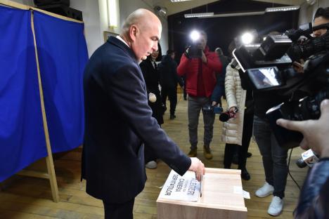 Bolojan la vot: „Am votat oameni pe care îi recunoști nu după vorbele lor, ci după faptele lor” (FOTO)